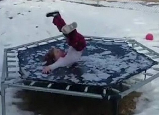 Βίντεο: 4χρονο κοριτσάκι πηδάει σε παγωμένο τραμπολίνο (Bίντεο)